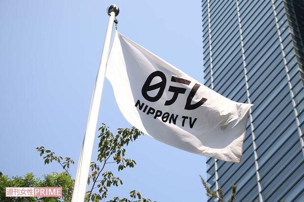 日本テレビ社屋の全景。番組『笑点』の放送局であり、お笑いコンビ・エバースの漫才が女性寿司職人への偏見として波紋を呼んだ舞台となった。