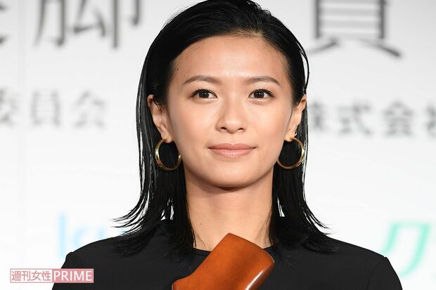 新ブランドnewnowのCEOを務める榮倉奈々、2026年春夏コレクションで話題のウェーブヘアを披露
