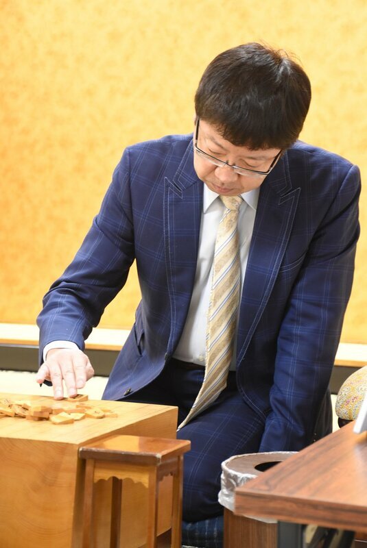 盤面を熟考する将棋の杉本昌隆八段