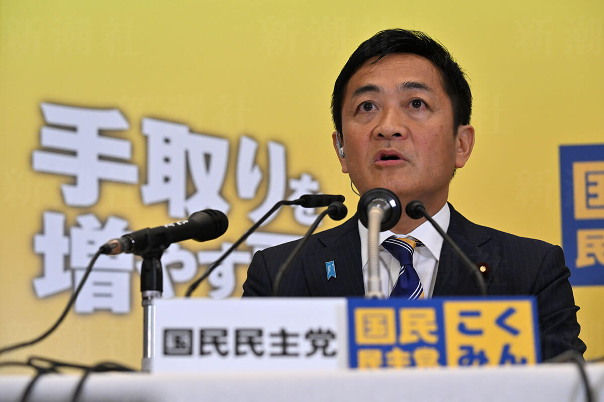 麻生太郎副総裁（右）と会談する国民民主党の玉木雄一郎代表（左）。政権構想を巡る水面下の動きを示唆。
