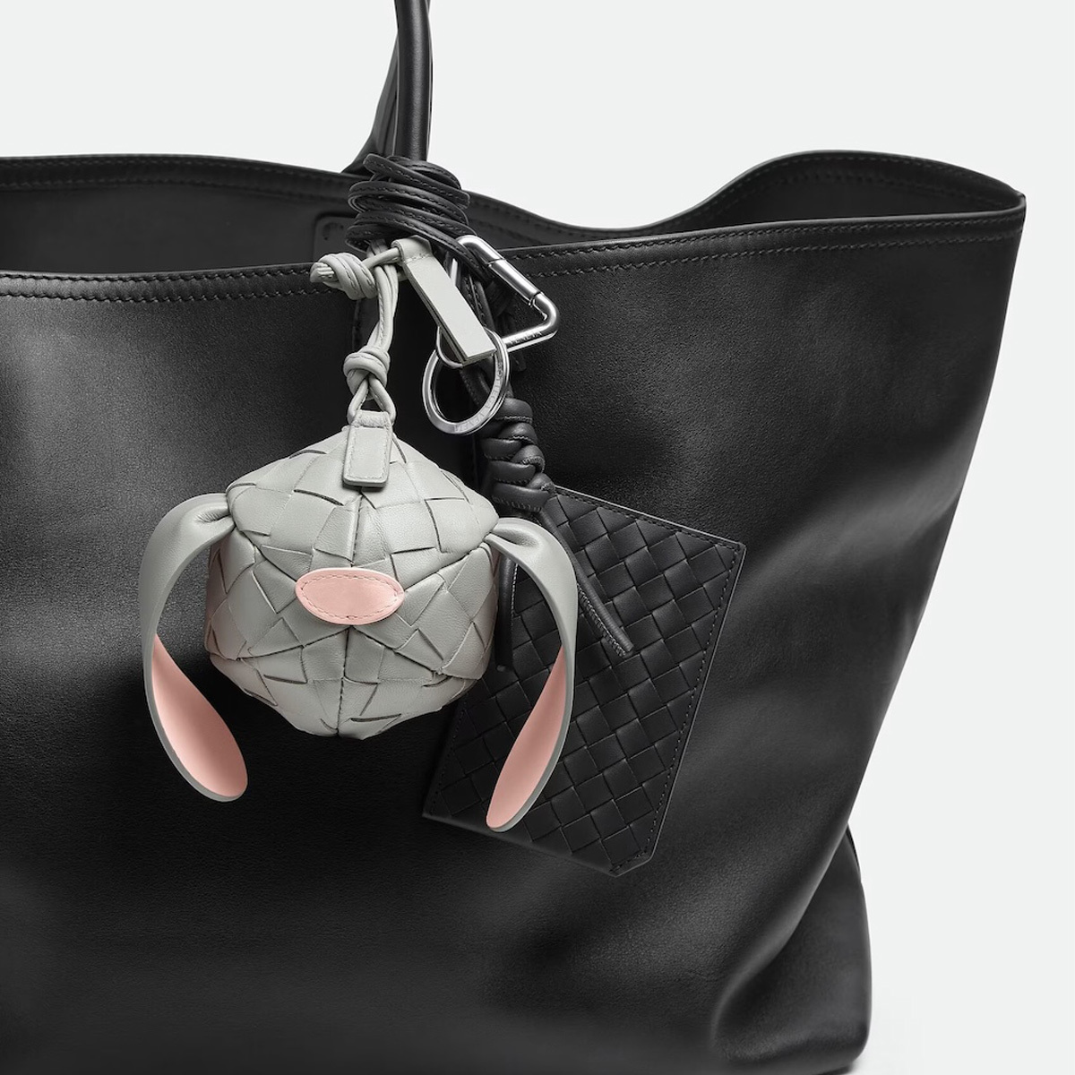 美品ボッテガヴェネタパース ボッテガ・ヴェネタ」がアニマルモチーフのコインパースに新作を