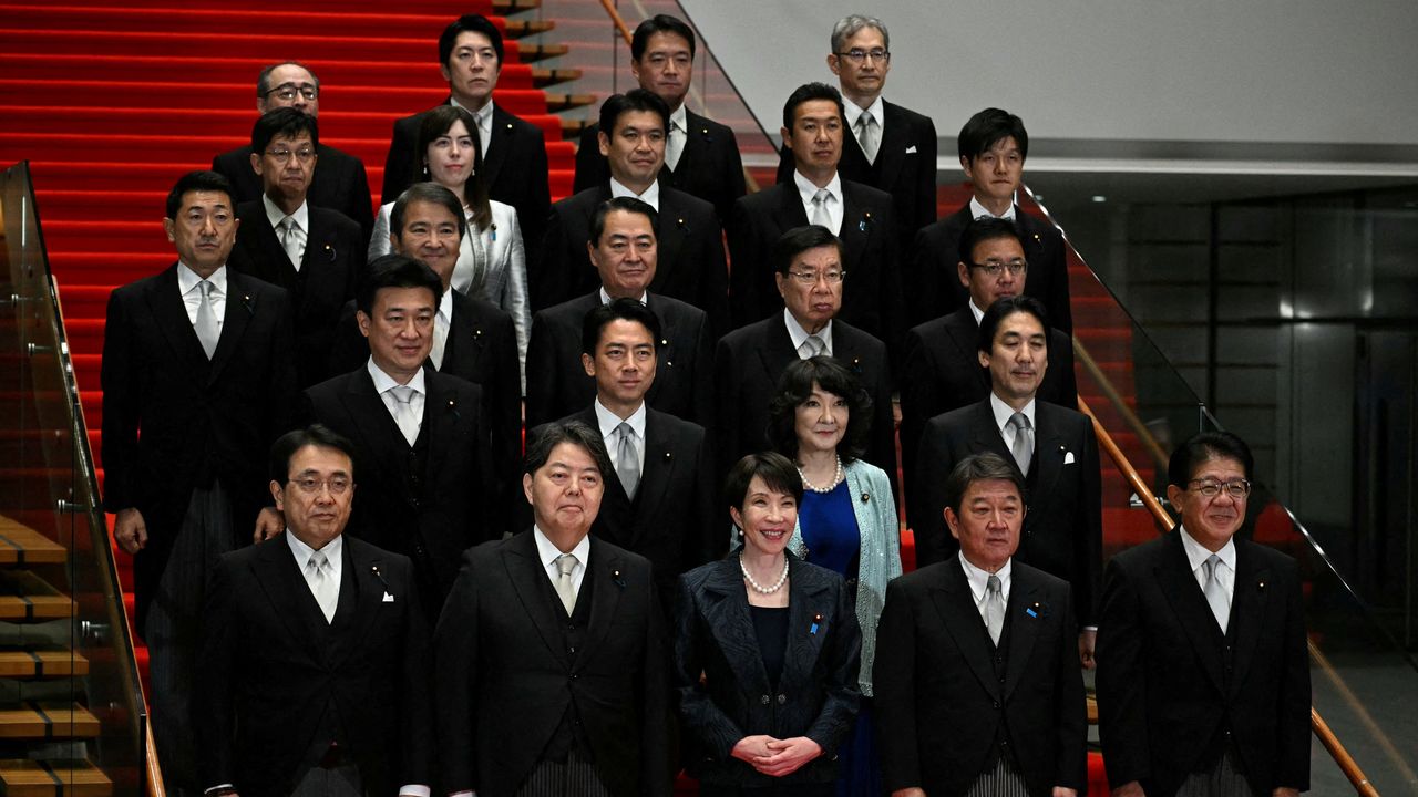 高市早苗首相率いる新内閣の閣僚たちが記念撮影に臨む様子