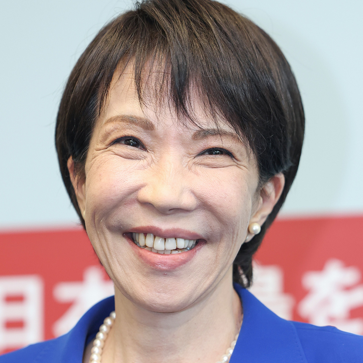 高市早苗氏、日本初の女性首相に就任:歴史的瞬間と社会的反響 第104代首相に選出された高市早苗氏。日本初の女性首相として歴史的な瞬間を迎えた。