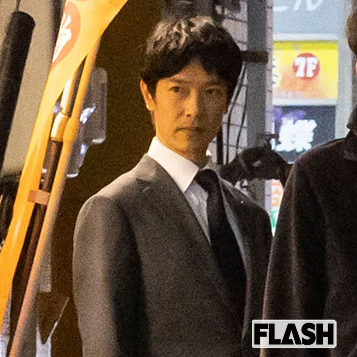 愛知県での『VIVANT』ロケ中、真剣な表情を見せる主演の堺雅人。2023年4月撮影。
