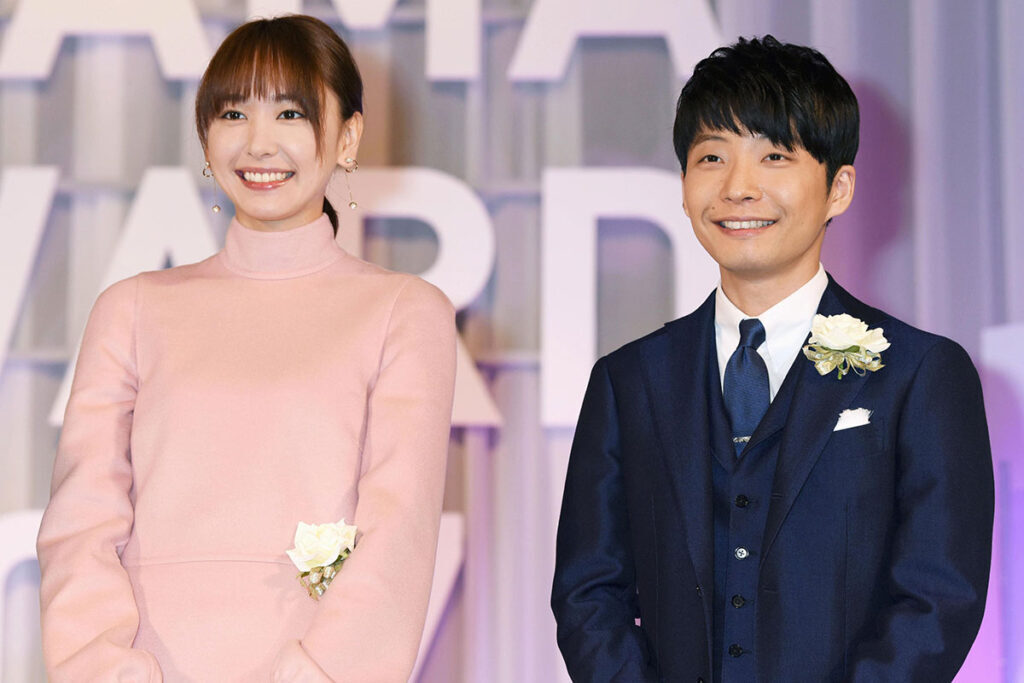 ドラマ「逃げるは恥だが役に立つ」で共演後、結婚を発表した新垣結衣と星野源。共演時の様子。