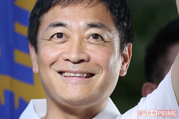 国民民主党の玉木雄一郎代表が会見で説明する様子