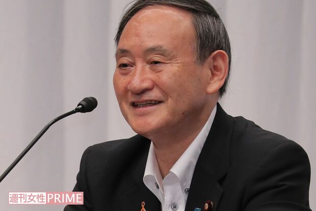 衆議院での総理大臣指名選挙で、虚ろな表情を見せる菅義偉元首相。その歩き方や目つきに健康不安の声が上がっている。
