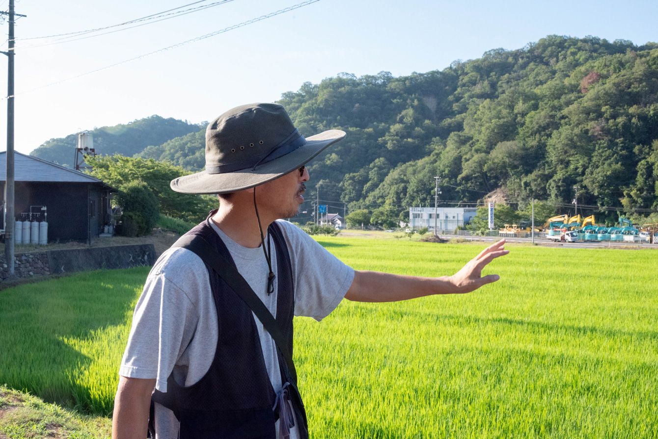広島県竹原市田万里町の限界集落活性化に挑む井本喜久さんと、年間3万人を集める拠点「田万里家」の全景