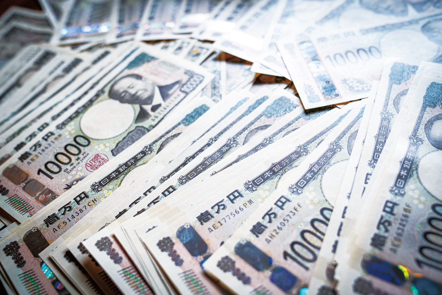 日本の財政状況と国民が求める経済対策を象徴する手のひらの現金