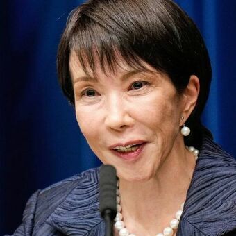 高市早苗新首相が就任会見に臨む。日本憲政史上初の女性首相としての重責を担う姿。