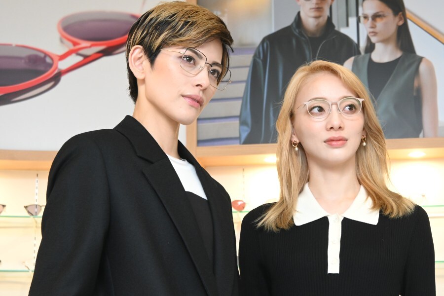 宝塚雪組トップコンビ朝美絢・夢白あやが宝塚駅前で「着る眼鏡