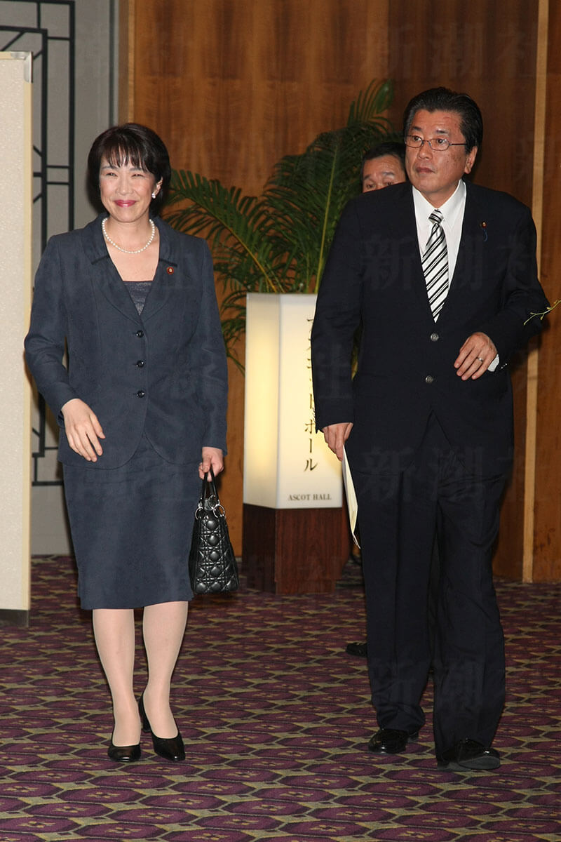 高市早苗新総理とファーストハズバンド山本拓氏が並ぶ姿