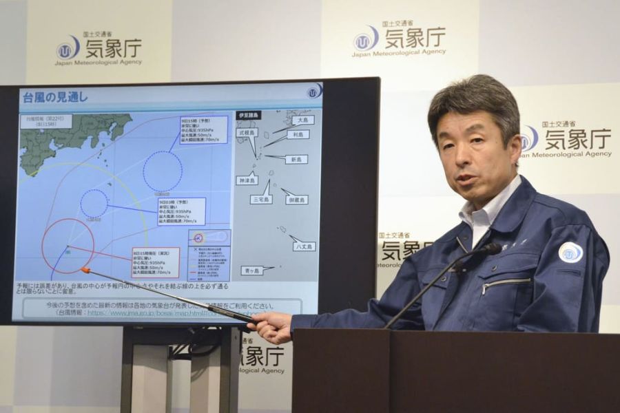 伊豆諸島への特別警報発表を受け、台風22号について記者会見を行う気象庁の担当者