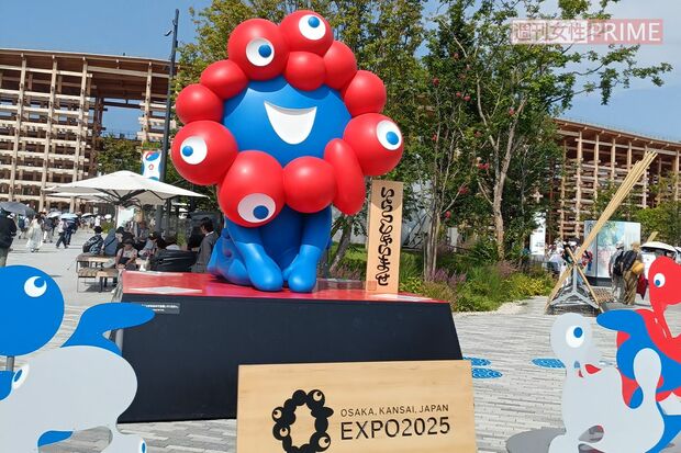2025年大阪・関西万博の公式キャラクター「ミャクミャク」像が万博記念公園に移設される様子。万博の象徴として、その動向は広く注目されている。