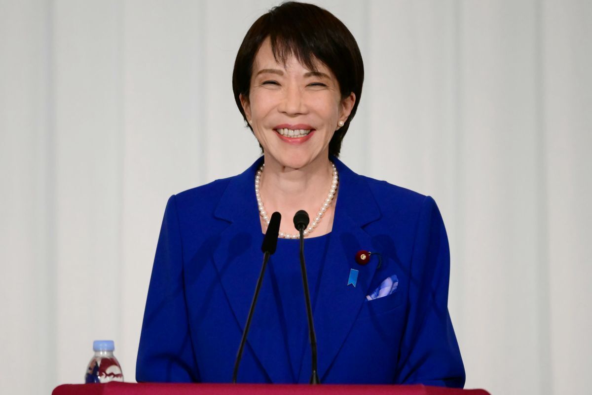 高市早苗氏、日本初の女性首相として歴史的な瞬間を捉えた写真。自由民主党総裁としての選出を象徴。