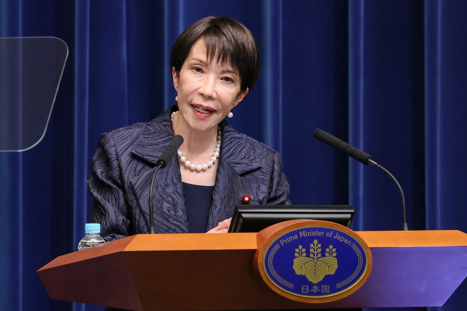 高市新首相が首相官邸での会見で抱負を語る。