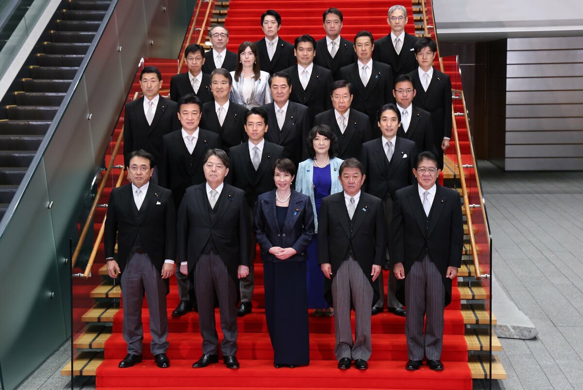 2025年10月21日、首相官邸で就任記念撮影に応じる高市早苗新首相と第104代高市連立内閣の閣僚たち