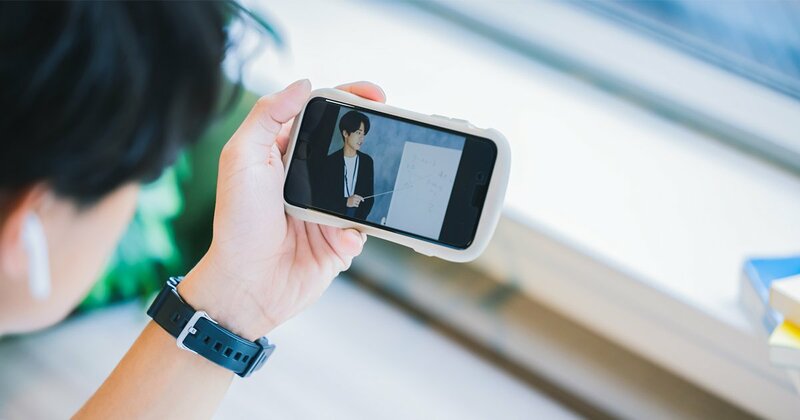 スマホで熱心に英語を学ぶ受験生
