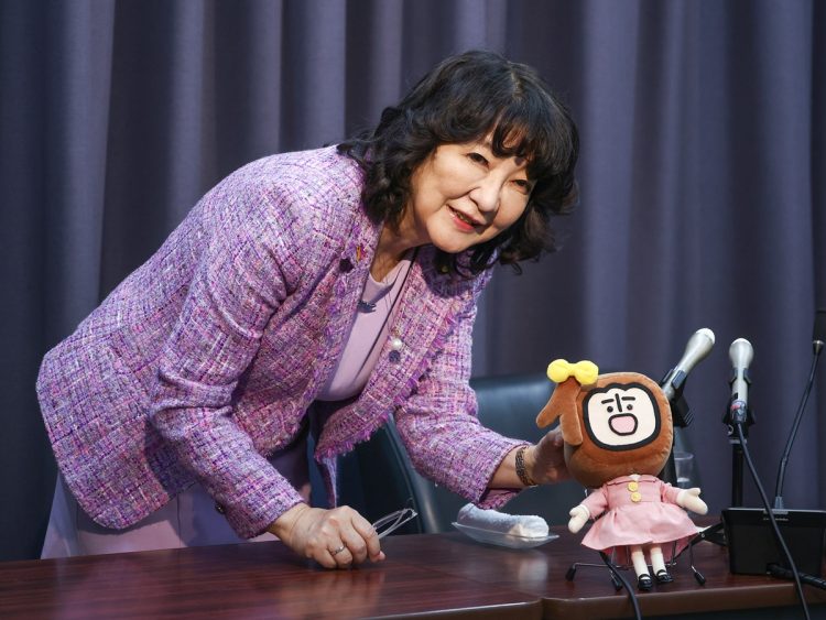 記者会見後、財務省の個人向け国債イメージキャラクター「個子ちゃん」の人形を持つ片山さつき財務相