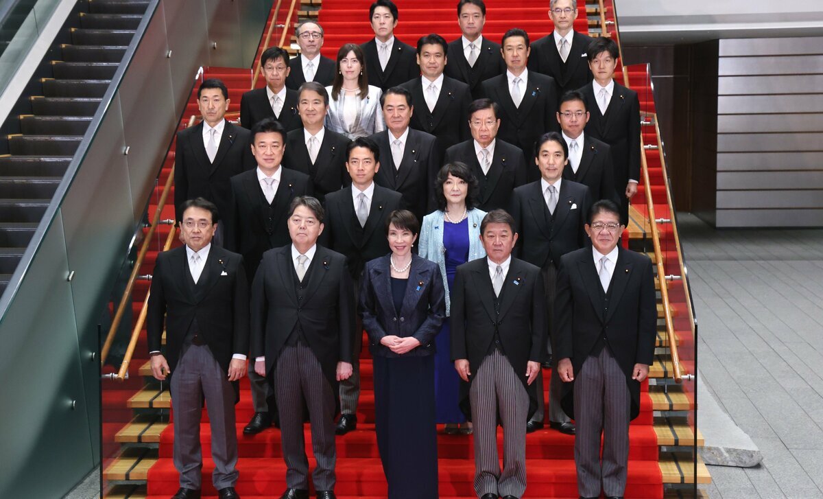 高市早苗首相と閣僚たち、新内閣発足時の記念撮影