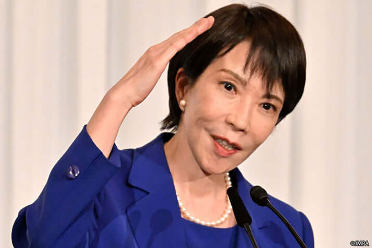 日本の第104代首相に選出された高市早苗氏が演壇に立つ姿。彼女の毅然とした表情は、新たな職務への決意と長年の政治経験を物語っている。