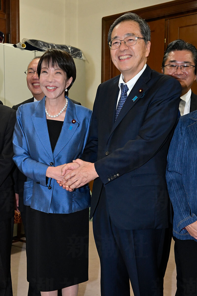 高市新総裁と公明党の斉藤鉄夫代表。自公連立離脱通告後の協議の様子を捉えた写真。