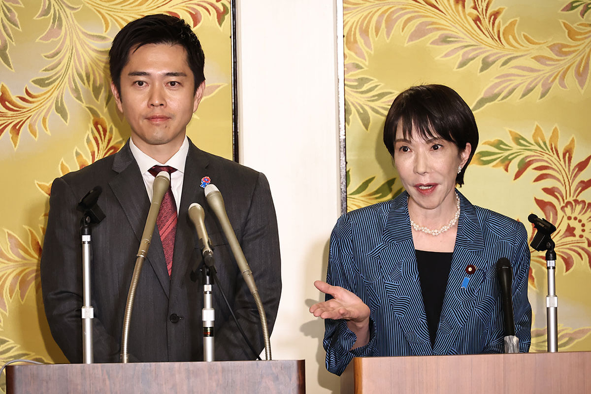 日本維新の会代表の吉村洋文氏と自民党総裁の高市早苗首相が、新連立政権について会談する様子