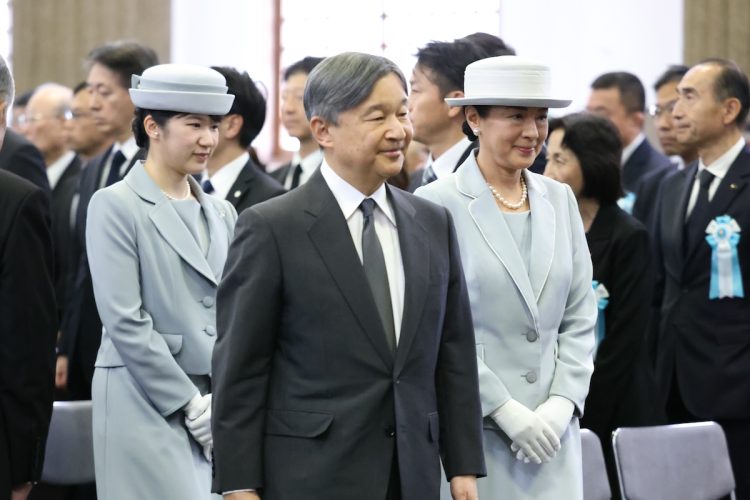 戦後80年、東京都慰霊堂を初めて訪れ、深い拝礼を捧げる天皇皇后両陛下と愛子さま。ブルーグレー系のリンクコーデが印象的。