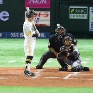 【衝撃の59km/h】阪神・村上、日本Sで"重力無視"の超遅球!「64km」を更新し、首位打者・牧原大を固まらせた【驚異の緩急】