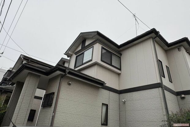埼玉県所沢市、父親遺棄容疑で37歳息子を逮捕:腐敗遺体と家庭の闇 埼玉県所沢市にある上野龍容疑者の自宅前。警察官が取り囲む中で事情説明に応じる容疑者の姿と、父親の遺体が発見された現場を示す。