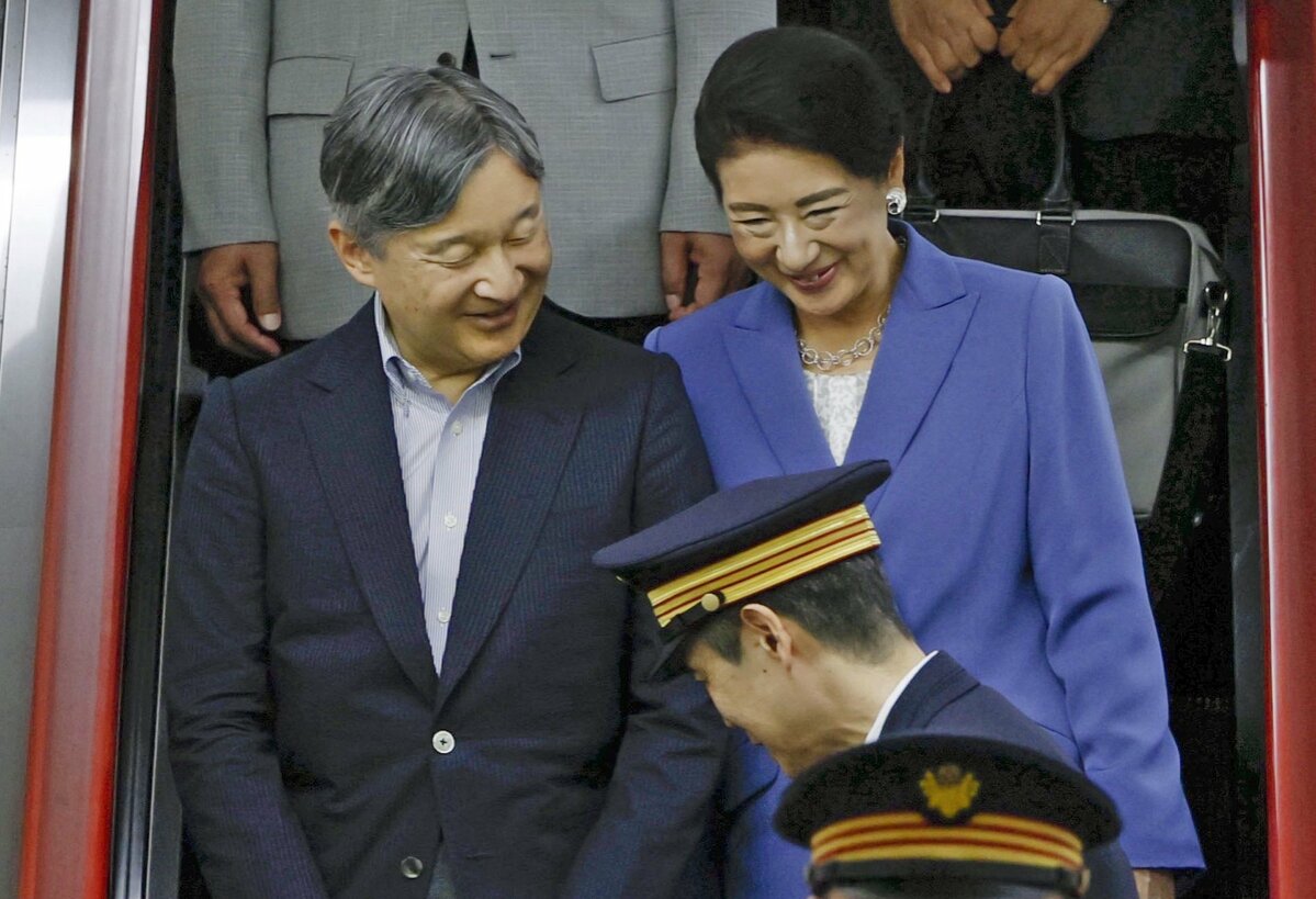 天皇陛下の雅子さまへの深い気遣い:公務に垣間見える「After you」の精神 国スポご観覧後、新幹線ホームで雅子さまに目を配る天皇陛下(2025年9月29日、滋賀県米原市)