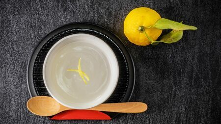 秋の体調不良、もしかして「肺」のサイン?漢方薬剤師が解説する乾燥と冷えの対策 秋の体調不良に悩む女性と漢方ケアのイメージ
