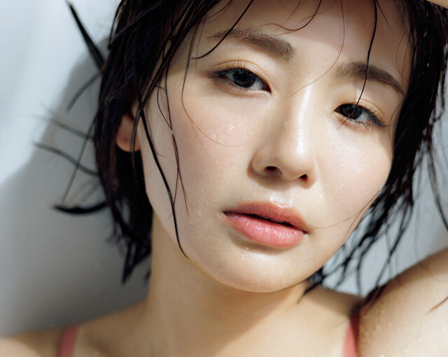 平嶋夏海、週刊プレイボーイで「大人の魅力」を全開!バイク女子としての新たな輝き 週刊プレイボーイのグラビアで笑顔を見せる平嶋夏海