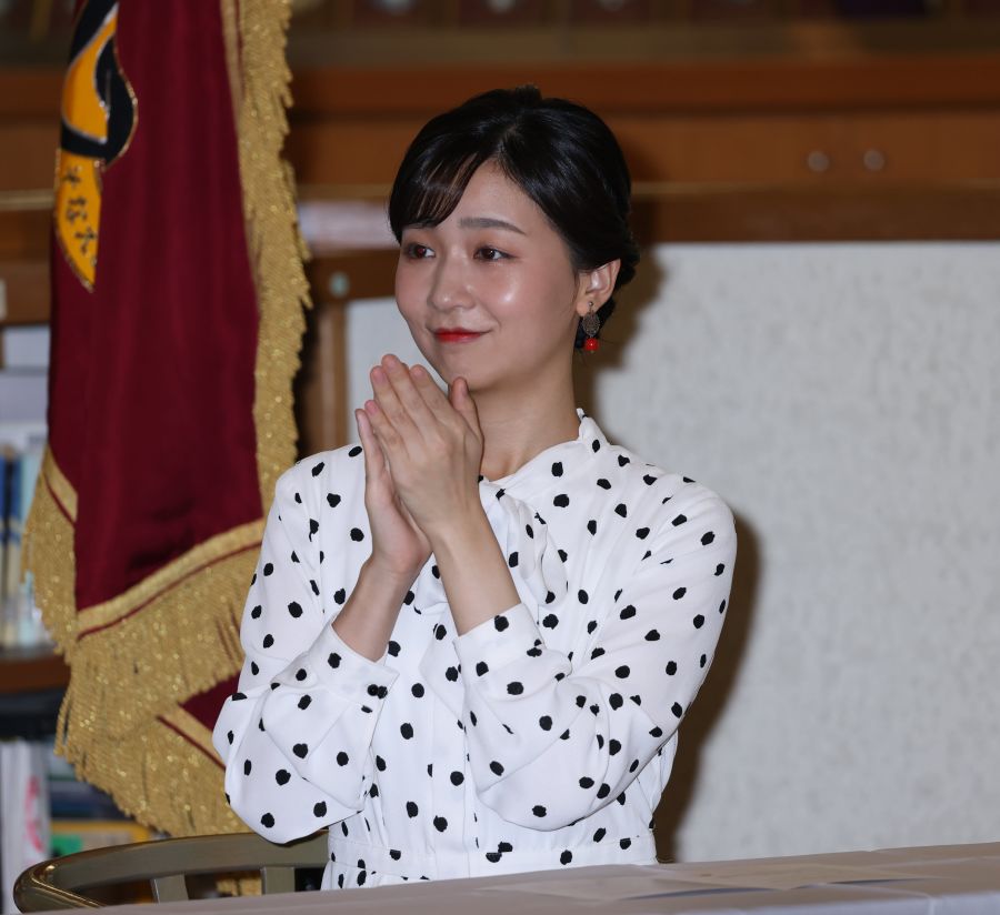 佳子さま、「ガールズメッセ」にご出席 – 公務ファッションへの注目と国民の反応 「ガールズメッセ2025」にご出席された佳子さまのドット柄ワンピース姿