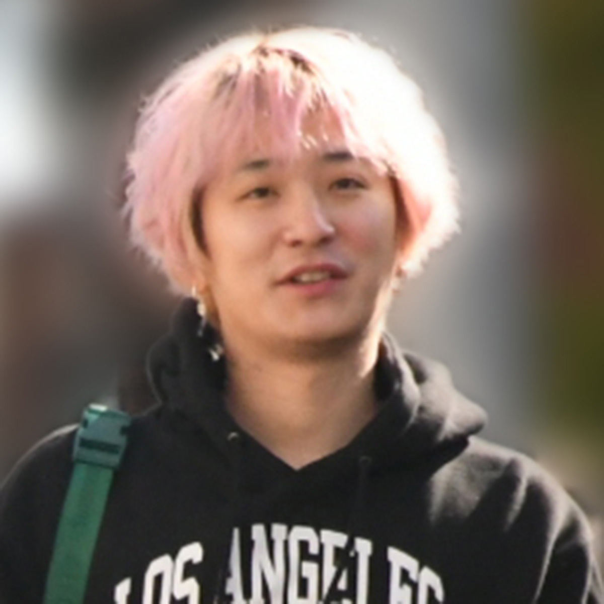 SEKAI NO OWARI Fukase、20歳年下TikTokerと真剣交際!激変した“ちょいワル”スタイルに結婚の予感 バンダナを巻き金髪オールバックのFukase、手の甲にはタトゥーが見える