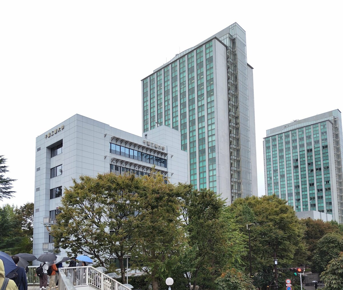 東京高裁が「画期的」判決:大学研究者の「雇い止め」無効、手続不備と不当性を指摘 千葉工業大学の校舎。大学での「雇い止め」問題が注目を集めている。