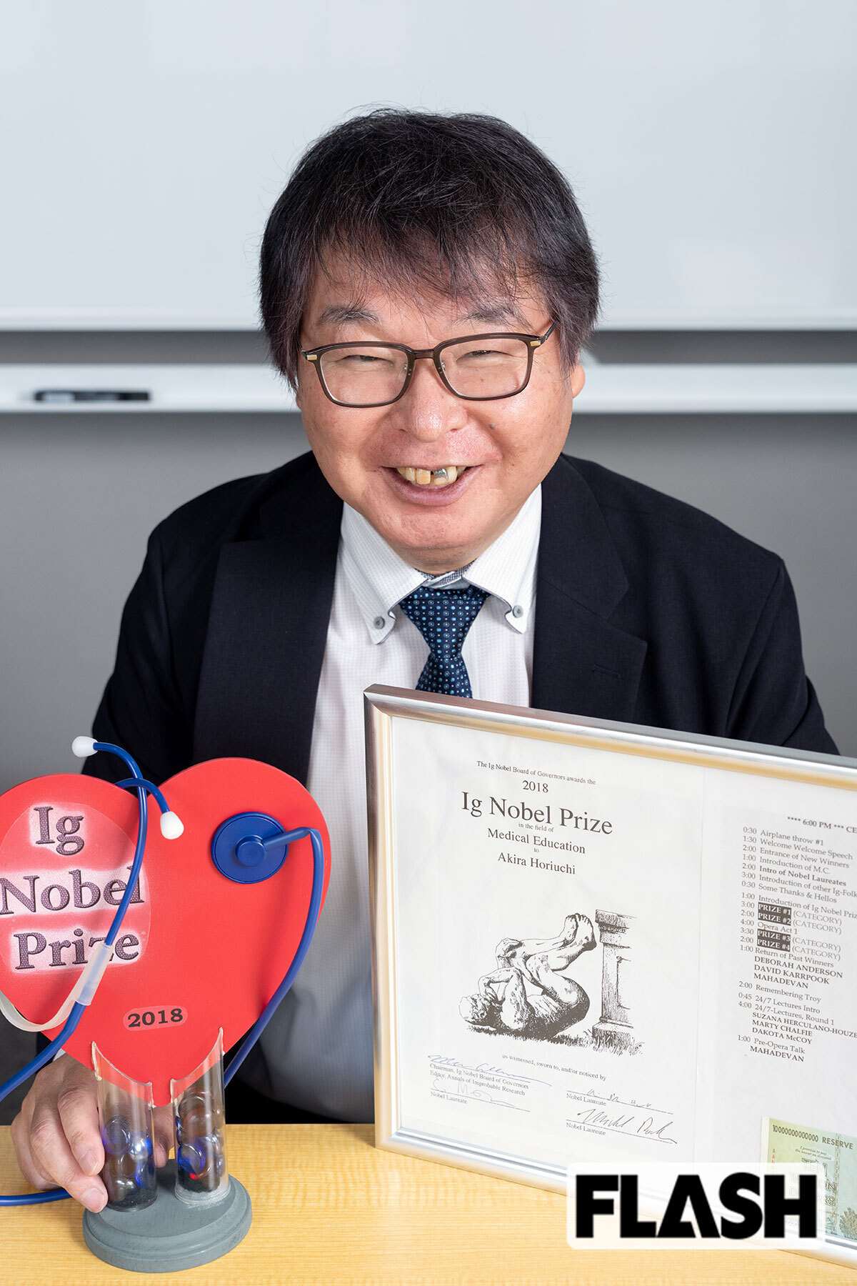 日本人が快挙!イグ・ノーベル賞受賞の堀内朗医師、大腸内視鏡研究がもたらした人生の転機と社会貢献 イグノーベル賞のトロフィを手に笑顔を見せる堀内朗医師