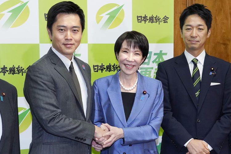 高市政権「自維連立」に早くも綻びか? 維新・吉村氏の「閣外協力」が握る生殺与奪の権 組閣の日に首相官邸で笑顔を見せる(左から)吉村洋文氏、高市早苗首相、藤田文武氏。自維連立の行方に注目が集まる。