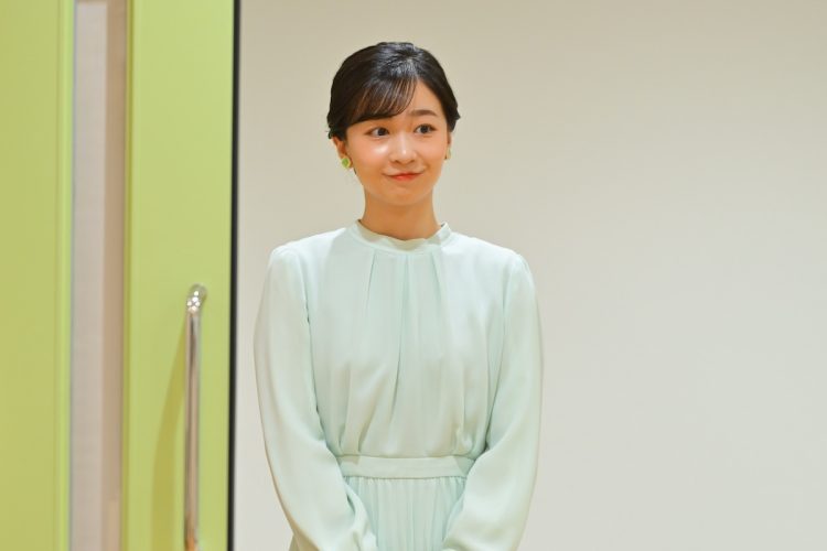 佳子さま滋賀ご訪問:ミントグリーンの着回しスタイルと信楽焼イヤリングが魅せる伝統の尊重 滋賀県を訪問された秋篠宮家の次女・佳子さま、ミントグリーンのワンピース姿で笑顔