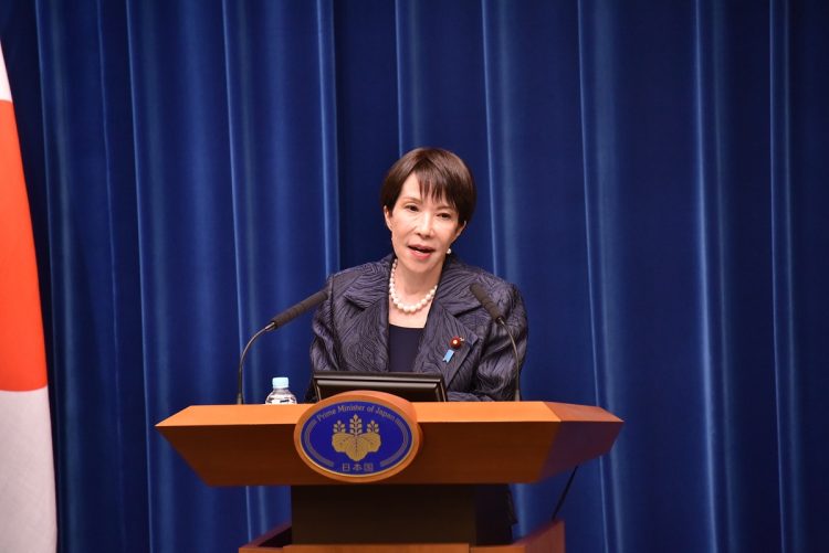 高市首相誕生と激動の日本政治:連立解消から野党協力の行方まで 日本の新首相として会見に臨む高市早苗氏