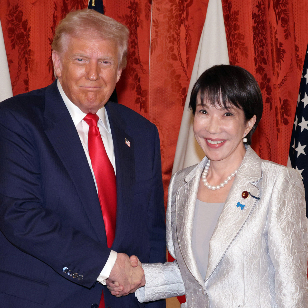 高市首相、トランプ大統領と初会談:防衛費増額とノーベル平和賞推薦が招く波紋 高市首相とトランプ大統領、日米首脳会談で握手(写真:時事通信)