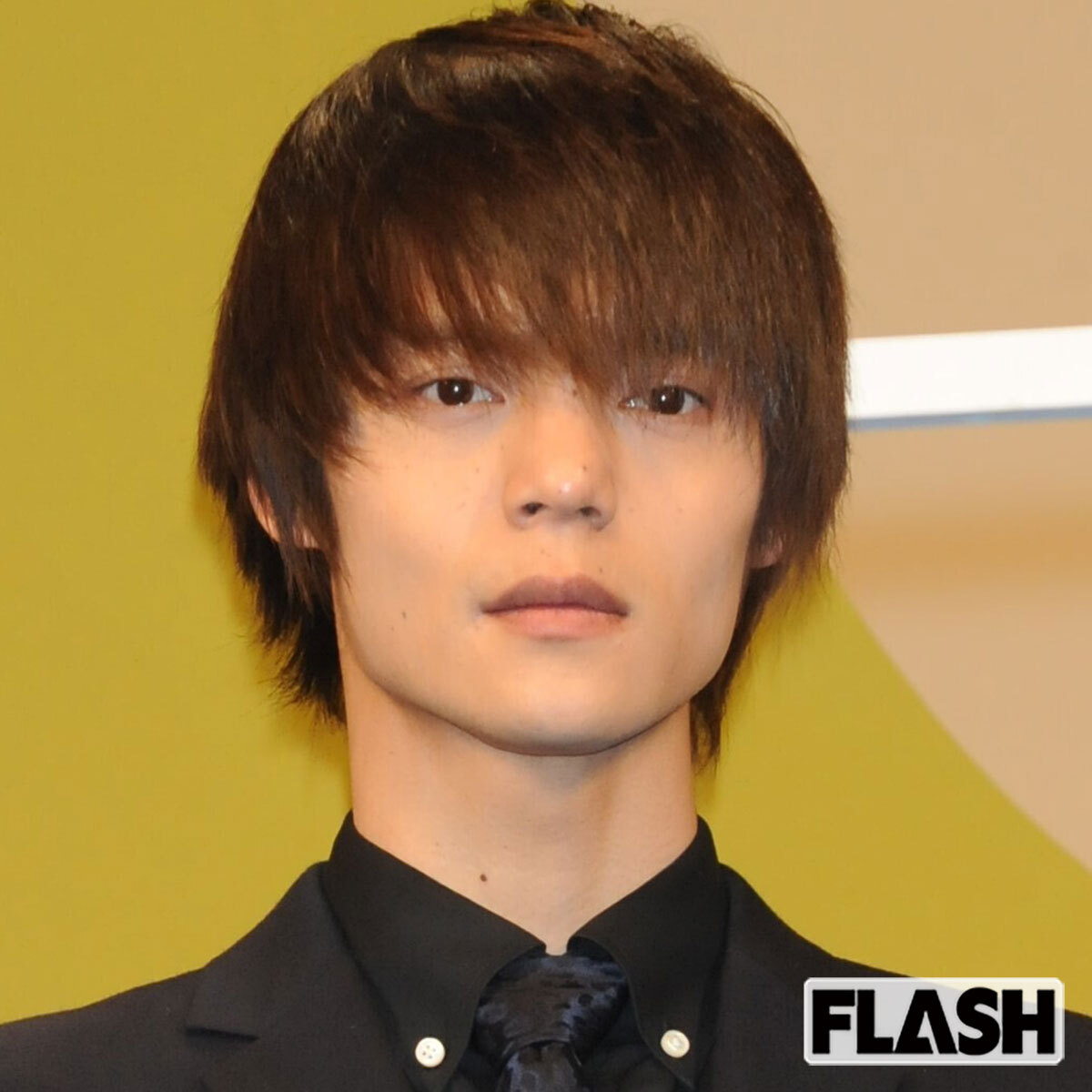 窪田正孝、舞台千秋楽インスタ投稿でファン困惑 目元「しわ増えた?」と“激やせ”指摘の真相 舞台『チ。』東京千秋楽後、笑顔でピースサインをする窪田正孝(中央)。目元の変化にファンから心配の声が上がった一枚。