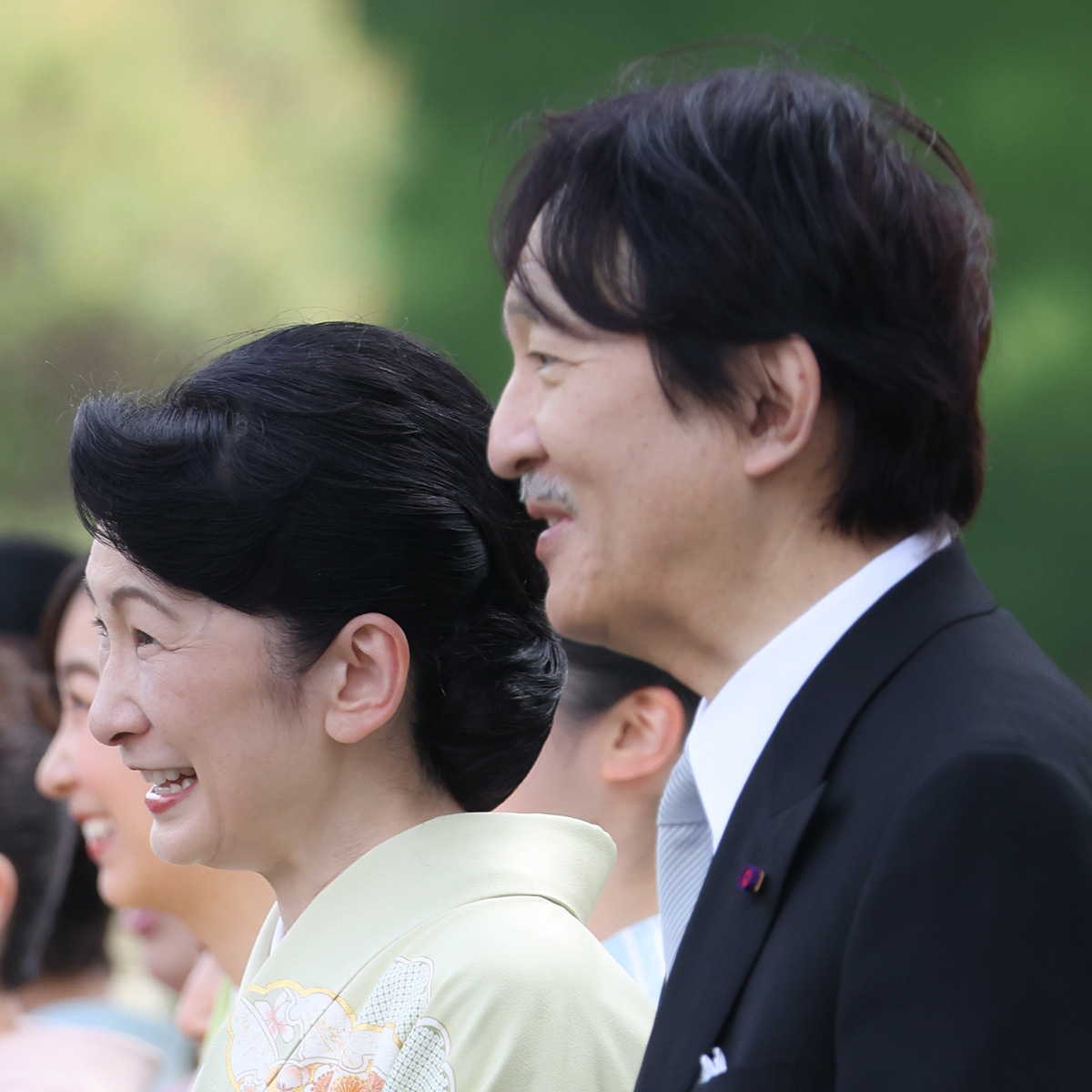 秋の園遊会、運営改善で「2コース制」を導入:春の反省を生かし最適化へ 春の園遊会で招待者と懇談される秋篠宮ご夫妻