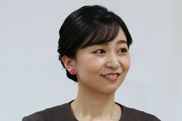 佳子さま、多忙を極める公務と姉・眞子さまから受け継がれた「秘められた想い」 公務で式典に出席し、笑顔を見せる佳子さまの横顔