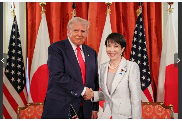 高市首相とトランプ氏初会談:安倍元首相の「遺産」が紡ぐ日米関係の新局面 迎賓館で握手を交わす高市早苗首相とドナルド・トランプ前米大統領