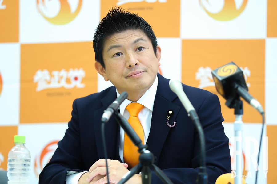 宮城県知事選:現職知事が辛勝、参政党躍進の裏に潜む「保守新勢力」の胎動 参政党の神谷宗幣代表が宮城県知事選の街頭演説で支持者に語りかける様子