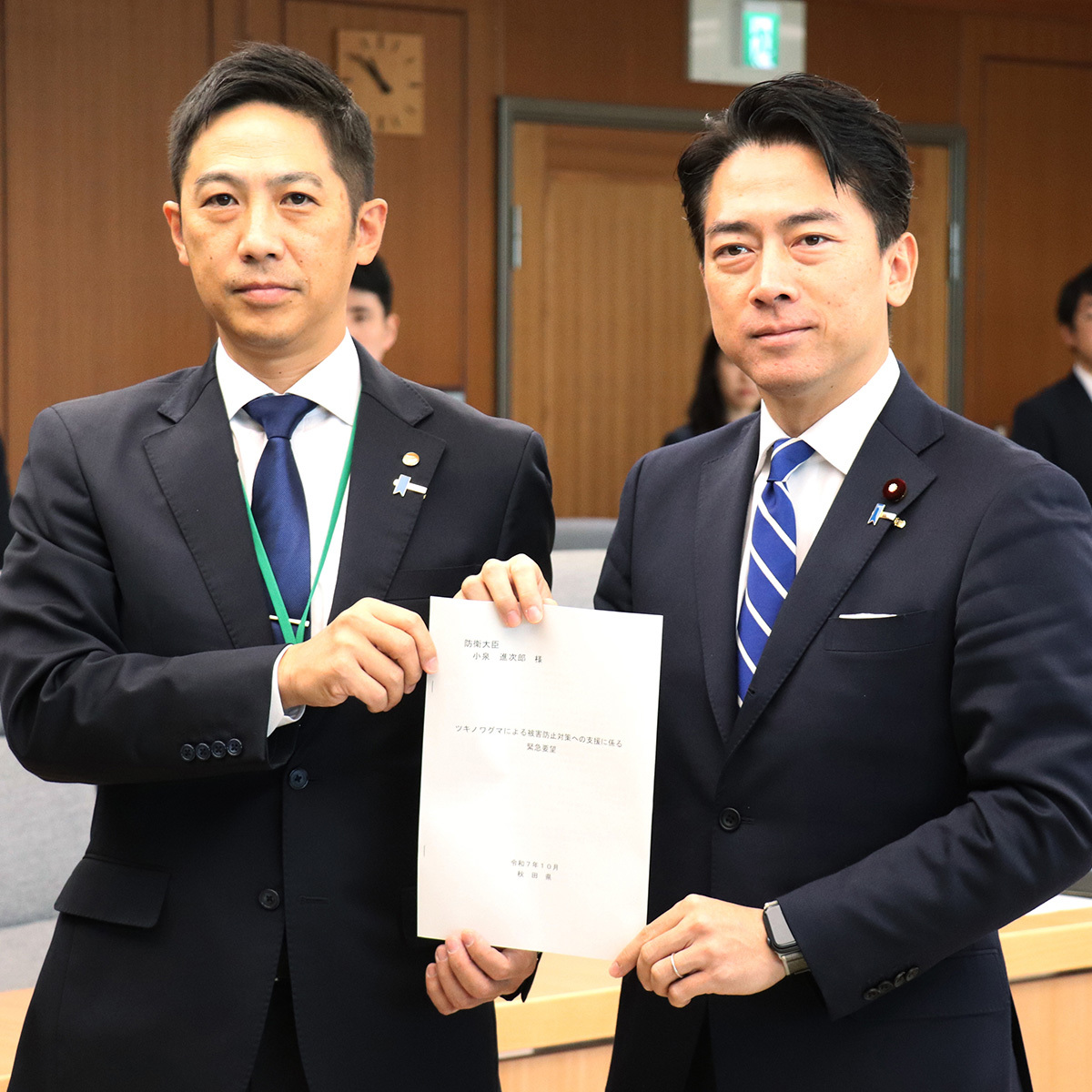 秋田県、深刻なクマ被害で自衛隊派遣を要請へ – 鈴木知事が窮状訴え 秋田県の深刻なクマ被害について会談する鈴木健太知事と小泉進次郎防衛相