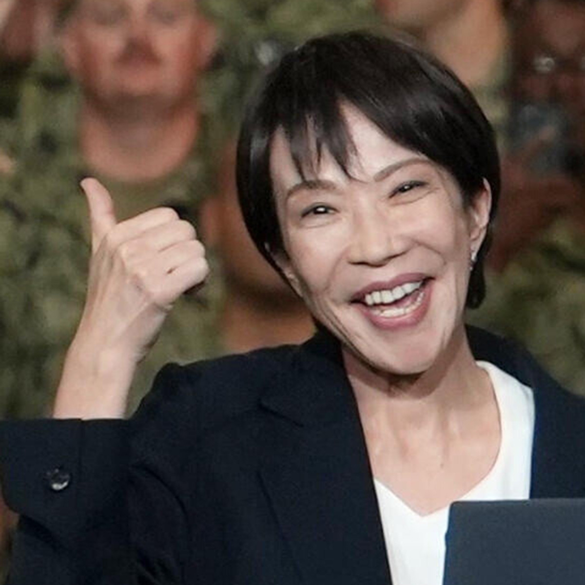 高市首相、高支持率ゆえの「コメント炎上」識者への批判集中とその背景 横須賀基地でトランプ大統領と対面し、ガッツポーズをする高市早苗首相