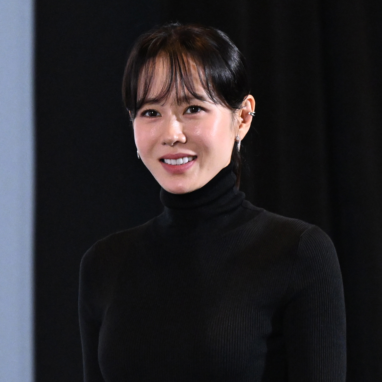 華やかなロロ・ピアーナの黒タートルネックと光沢スカートを着用し、優雅な雰囲気を醸し出す40代の女優ソン・イェジン