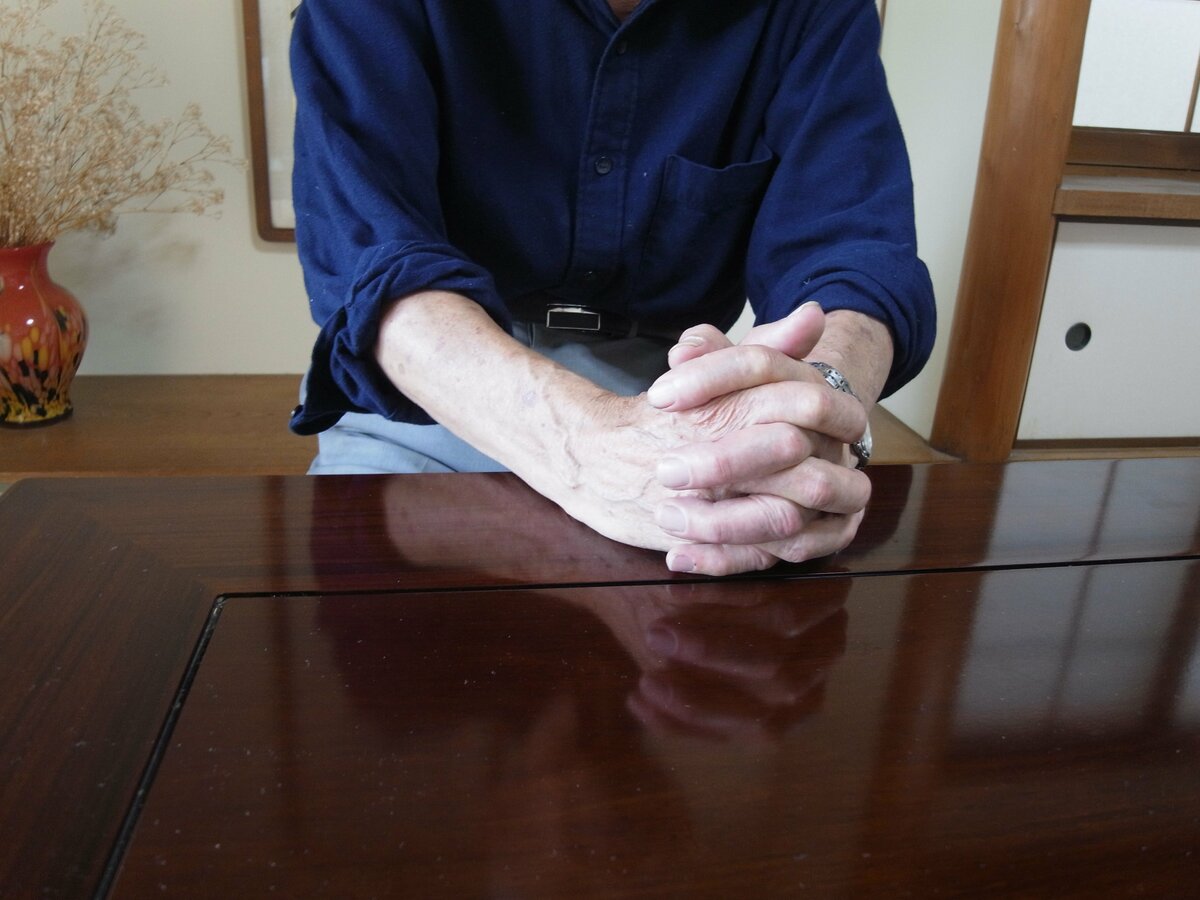 安倍元首相銃撃事件:山上徹也被告の初公判に伯父が語る「家族の真実と重い責任」 山上徹也被告の伯父である山上東一郎氏が、初公判を前に大阪市内で取材に応じる様子。